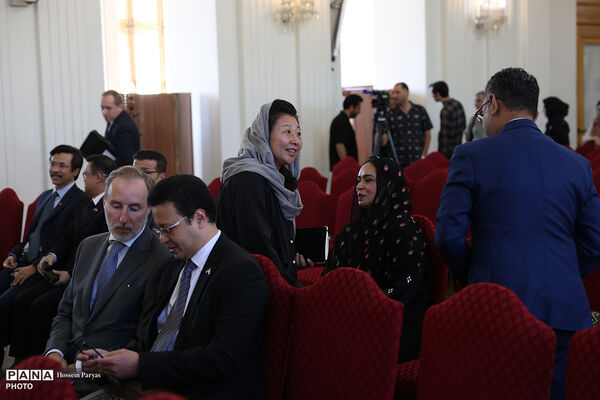 نشست سید عباس عراقچی وزیر امور خارجه جمهوری اسلامی ایران با سفرا و کارداران و روسای نمایندگی های خارجی و بین‌المللی مقیم تهران