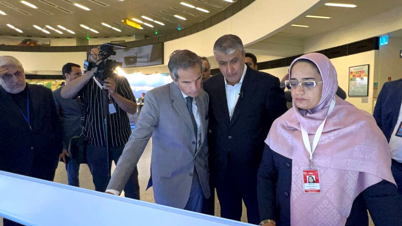 بازدید گروسی از نمایشگاه «دستاوردهای صنعت هسته‌ای» 