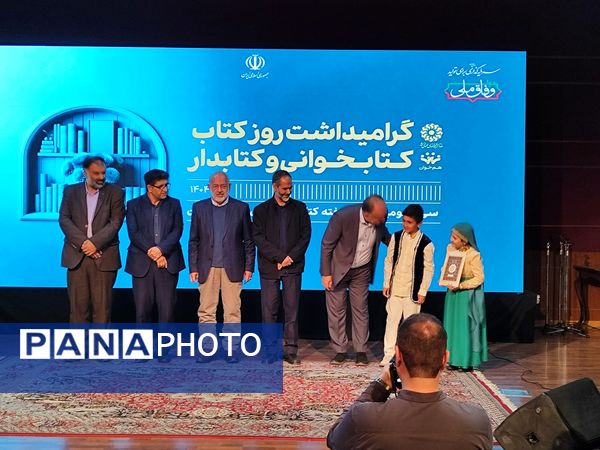 همایش کتاب و کتابخوانی در سالن میلاد شهرداری کرج 