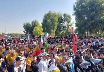 رقابت سلامت و نشاط در ساوه؛ همایش بزرگ پیاده‌روی خانوادگی با طعم ورزش و همبستگی