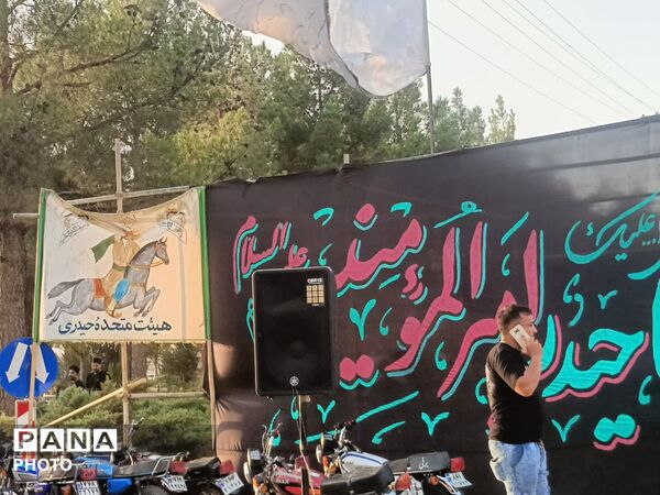 رقص پرچم‌ها در باد عزای کاشمر هم‌صدایی آسمان با زائران