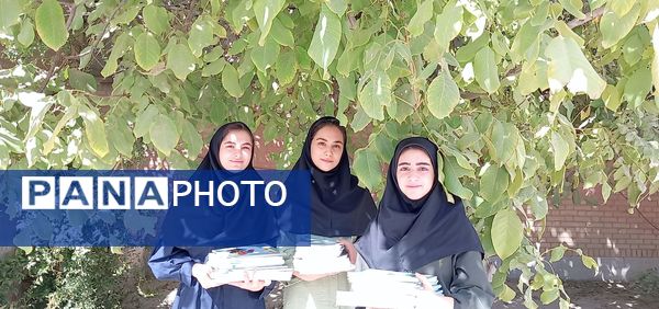 توزیع کتاب‌های درسی دبیرستان محدثه در منطقه ده‌محسن خرم‌آباد