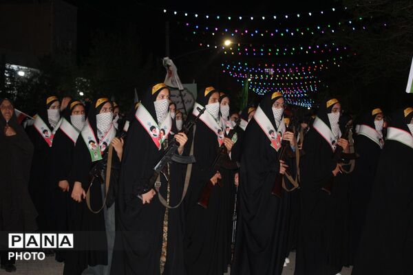 حضور پرشور دختران جان‌فدا در اجتماع شبانه با لباس بسیجی