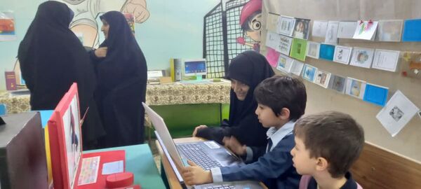 نمایشگاه دهه فجر در دبستان خاتم‌الانبیاء (ص)