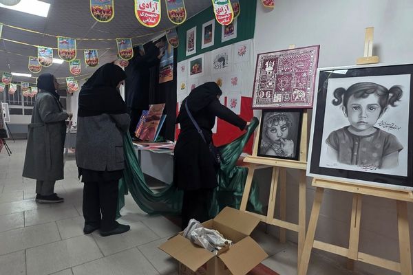 آماده‌سازی آثار هنرجویان در نمایشگاه دهه فجر رباط‌کریم