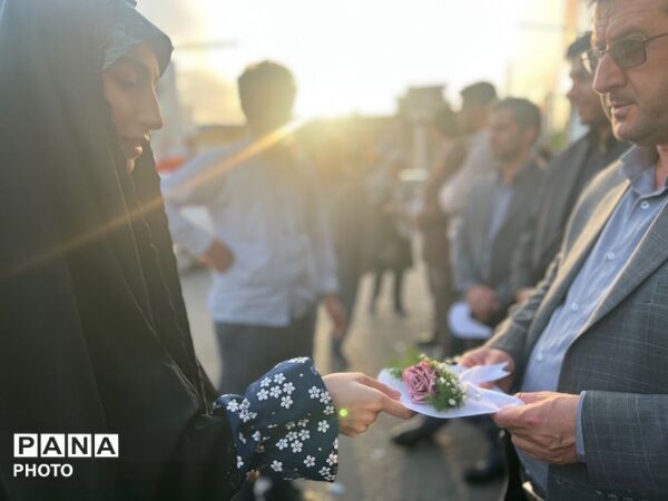 دخترانِ انقلابی پای پرچم ایستاده‌اند