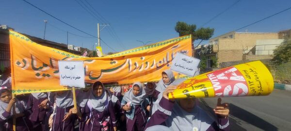 حضور پرشور دانش آموزان مدارس شهرستان خاتم در راهپیمایی ۱۳ آبان 
