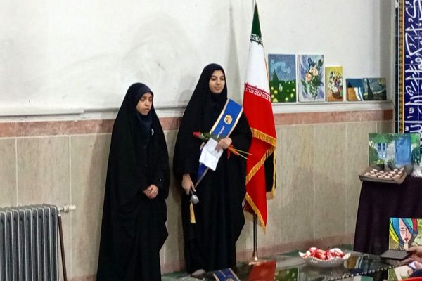 افتتاح نمایشگاه مدرسه انقلاب، کاری مشترک از دبیرستان ولیعصر (عج) و دبیرستان مهدیه ناحیه یک ری