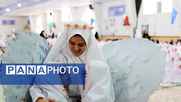 حضور پرشور مکلفین در مصلی بزرگ امام خامنه‌ای(مدظله العالی) با حضور بیش از ۱۰۰۰ هزار دانش‌آموز شهرستان