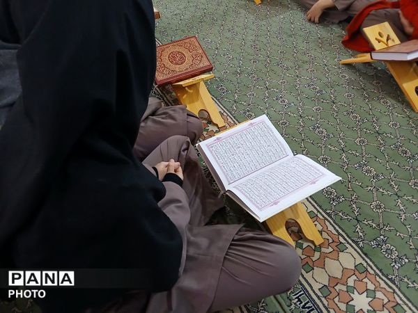 محفل انس با قرآن کریم به مناسبت ماه مبارک رمضان در آموزشگاه خلیج فارس مروست