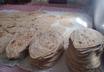 پختن نان توسط زنان داوطلب در شهربار شهر ولایت وشهادت 