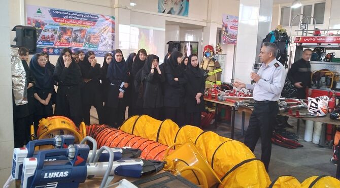 بازدید دانش‌آموزان جلفا از نمایشگاه تجهیزات آتش‌نشانی و امداد و نجات ارس