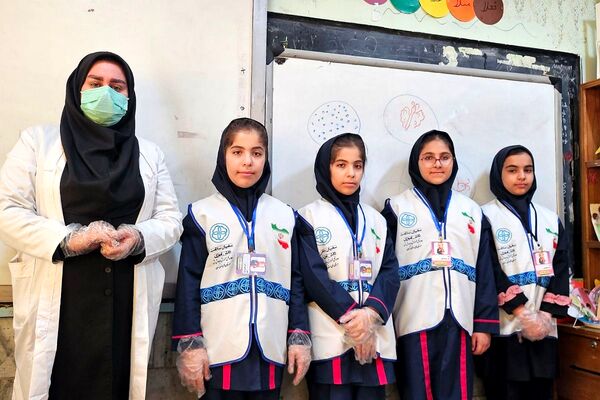 توزیع بسته‌های سلامتی در مدرسه ابتدایی هدی با مشارکت سفیران سلامت