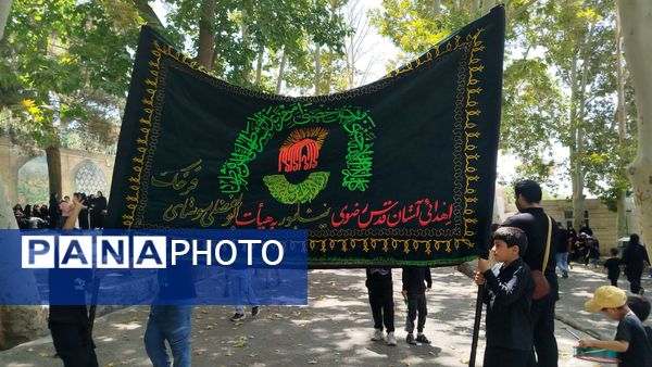 عزاداری ظهر  عاشورا در خیابان‌های شهر نیشابور 