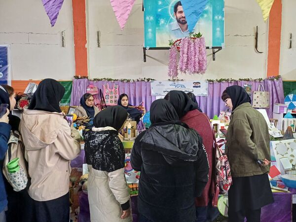 اختتامیه نمایشگاه دستاوردهای پژوهشی و فناوری دانش‌آموزان در دبیرستان شهید احمدی روشن فردیس
