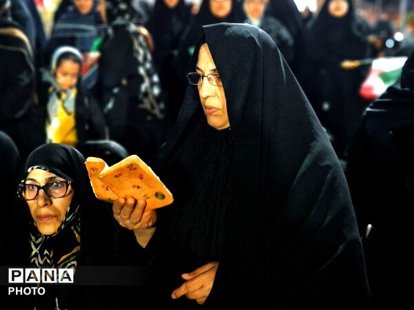 موج خروشان همبستگی در گلوگاه 