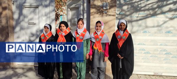 دیدار دانش‌آموزان دبستان فرهنگیان با خانواده شهید غلامرضا رحمتی