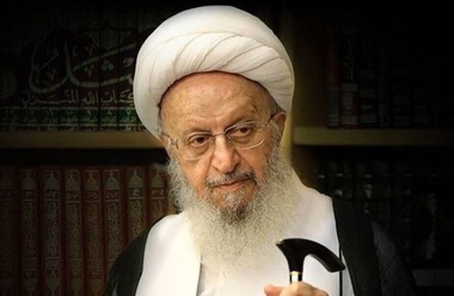 آیت الله مکارم: ملت ایران پشت سر رهبری ایستاده است