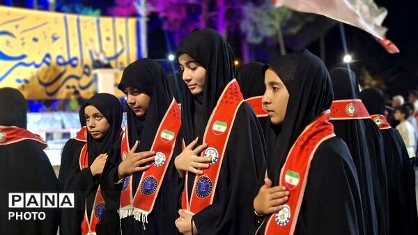 حضور دانش‌آموزان پیشتاز دبستان حضرت خدیجه(س) در اجتماعات شبانه‌رشتخوار