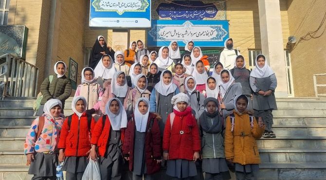 گرامیداشت هفته کتاب و کتابخوانی با حضور دانش‌آموزان مدرسه پروین اعتصامی 