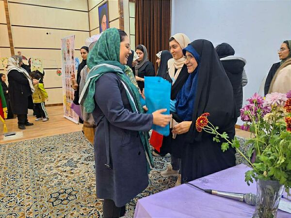 گرامیداشت معلمان و فارغ‌التحصیلان در دبیرستان شهید بابایی
