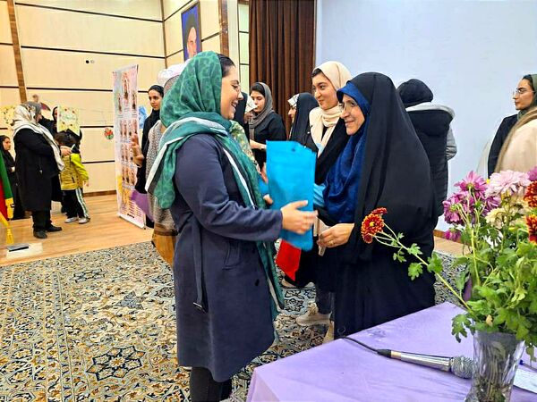 گرامیداشت معلمان و فارغ‌التحصیلان در دبیرستان شهید بابایی