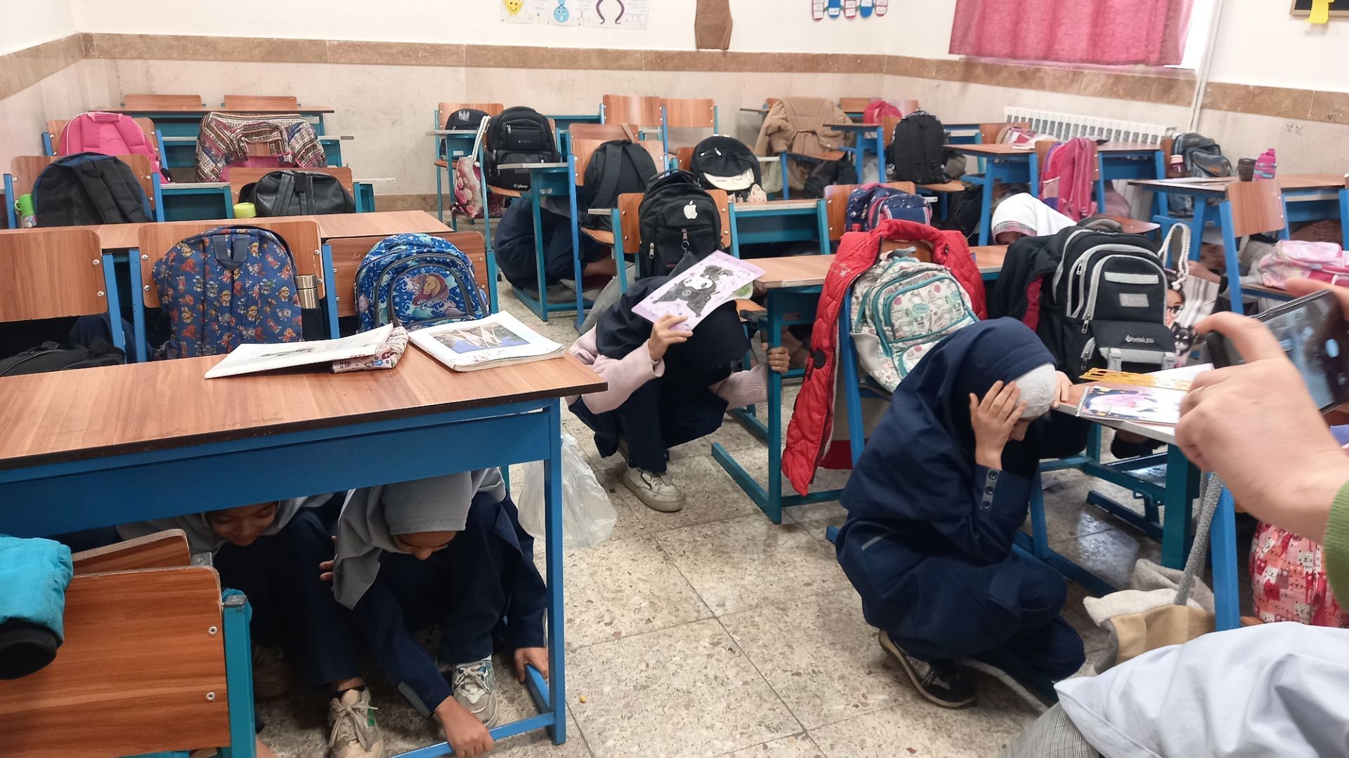بیست و هفتمین مانور زلزله و ایمنی با شعار "مدرسه ایمن جامعه تاب آور " در دبستان پیام۲ ناحیه یک 