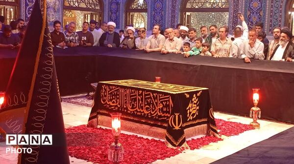 حضور پرشور مردم بر سر مزار رهبر شهید در رواق دارالذکر