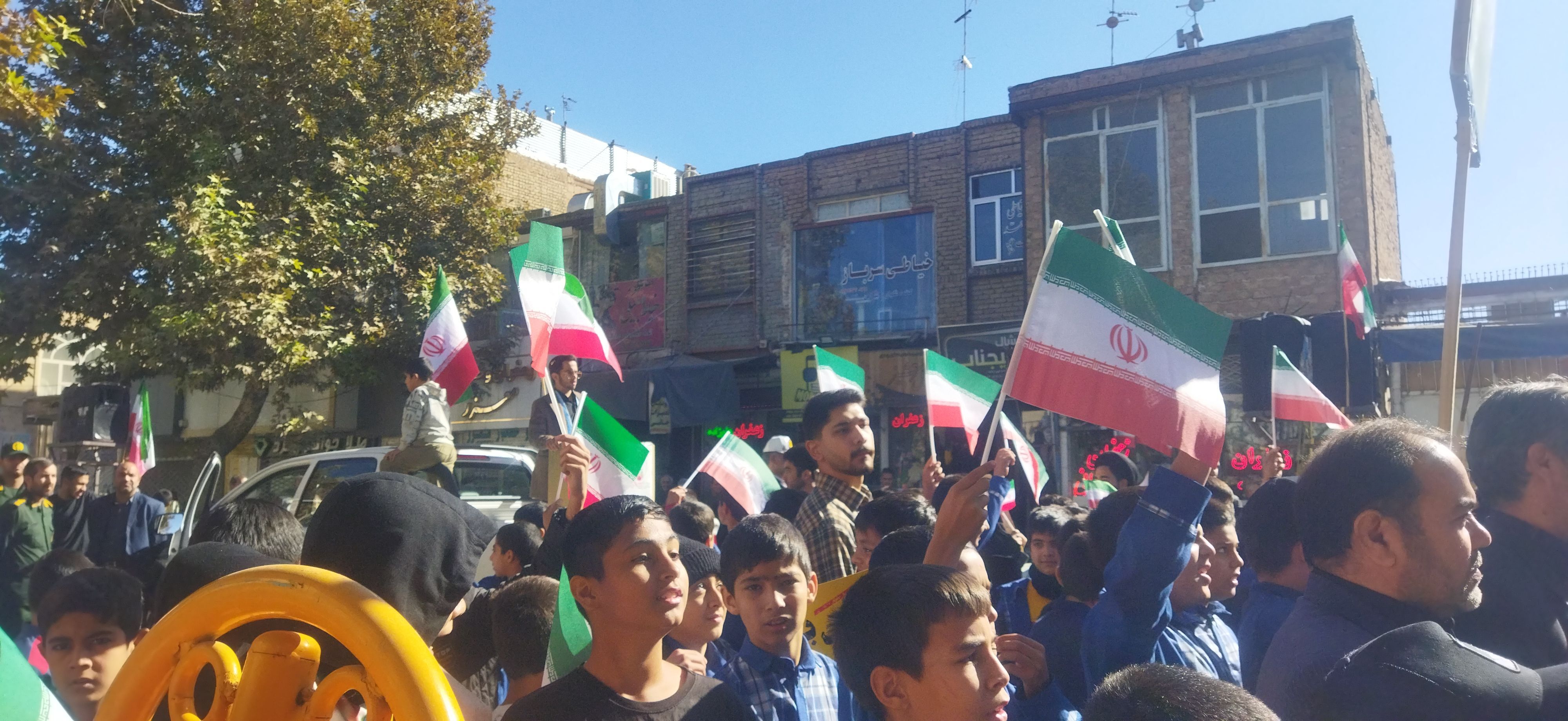 حضور پرشور دانش‌آموزان دبستان پسرانه فضیلت در راهپیمایی یوم‌الله ۱۳آبان 