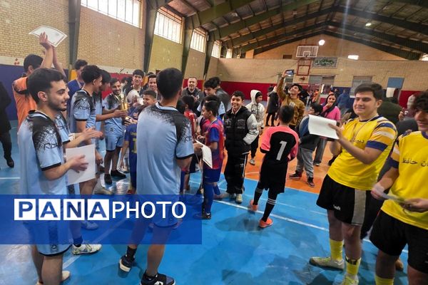 رقابت دانش‌آموزان رباط‌کریم در مسابقات بین مدرسه‌ای فوتسال