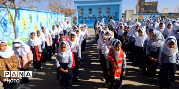 تقدیراز مربی پرورشی مدرسه فاطمه الزهرا(س) در هفته امور تربیتی