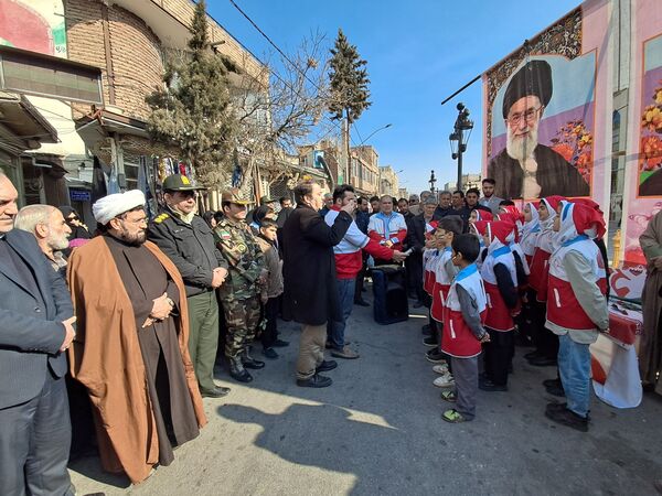 گلباران تمثال امام خمینی (ره) توسط دانش‌آموزان عجب‌شیر 