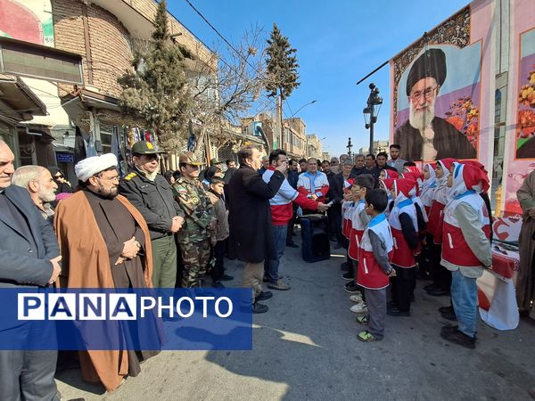 گلباران تمثال امام خمینی (ره) توسط دانش‌آموزان عجب‌شیر 