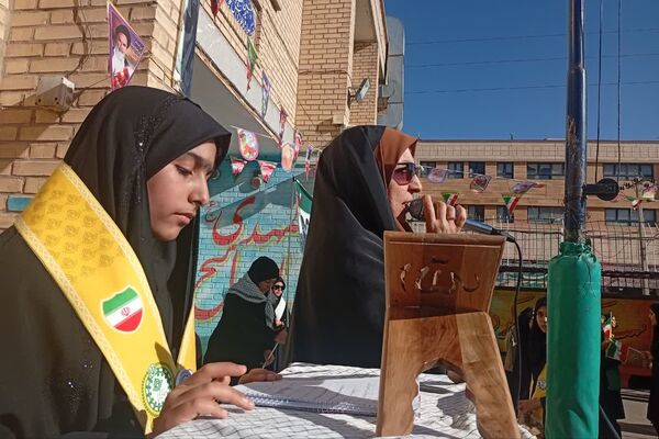 نمایشگاه بسته «ایرانمون» در دبیرستان نرجس یک