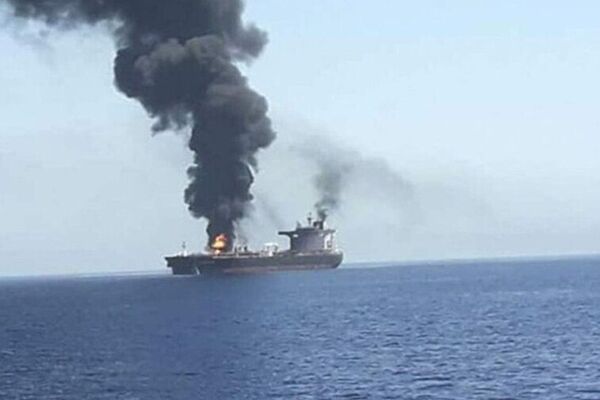 نیروی دریایی ارتش: یک فروند نفتکش متخلف در شرق تنگه هرمز دچار حریق شد