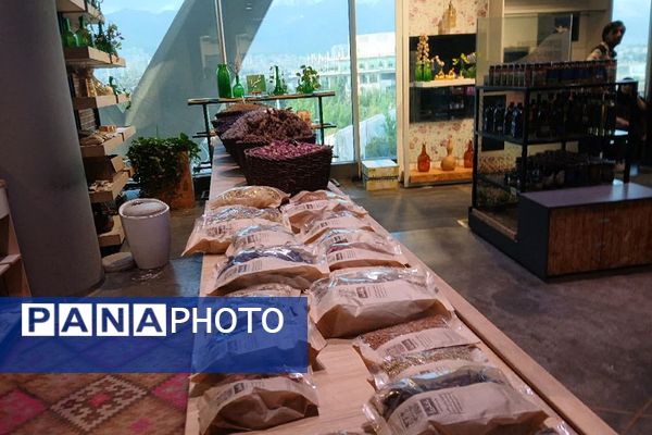 بازدید دانش آموزان ناحیه دو شهرری از نمایشگاه صنایع دستی برج میلاد 