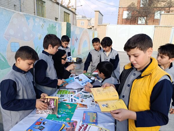 برگزاری نمایشگاه کتاب در دبستان معلم دو آشخانه 