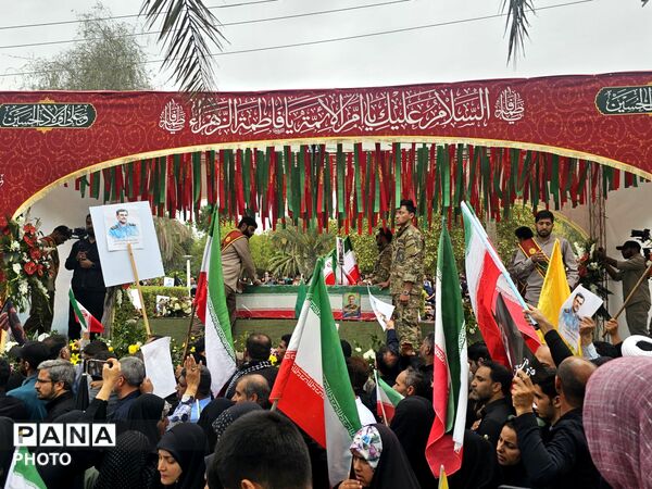 وداع باشکوه بندرعباس با دریابان شهید علیرضا تنگسیری؛ پیکر فرزند دریا بر دستان مردم تشییع شد