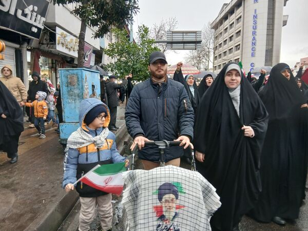 باران عشق وارادت به انقلاب همراه با باران‌ها ی نقره‌ای رشت