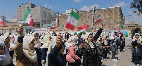 شادی دانش‌آموزان دبستان شهید خلیل طهماسبی مشهد در تحقق وعده صادق