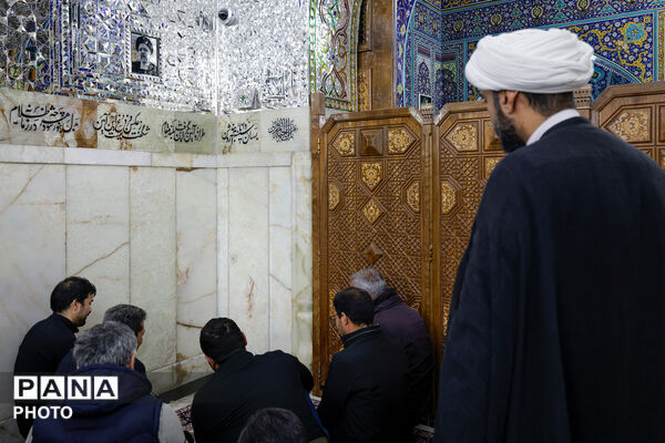 سوگ و حزن اعلام شهادت رهبر معظم انقلاب در حرم مطهر رضوی-۱