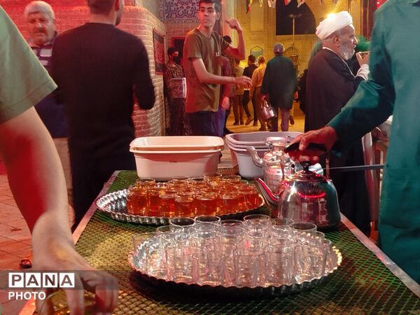 فعالیت چایخانه حضرت زهرا در شب صد و بیست و پنجم در مسجد جامع شهرستان نیشابور