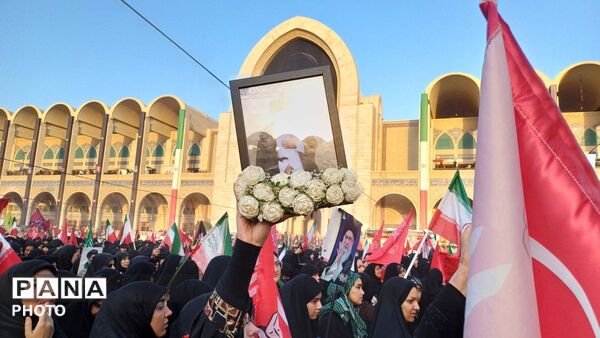 وداع با رهبر شهید انقلاب اسلامی امام خامنه‌ای و خانواده شهید  ایشان در مصلی امام خمینی(ره) 