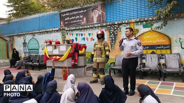 وقتی قهرمانان بی ادعا،مشق ایثار دادند. مدرسه رحمانی فرد میزبان آتش‌نشانان