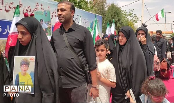 آیین استقبال از کاروان خانواده شهدای میناب 
