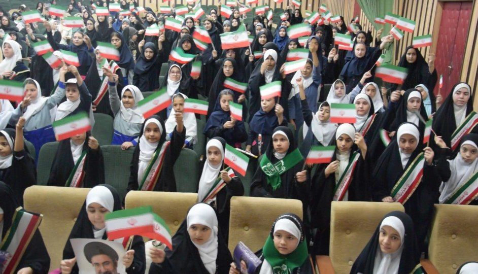 اجرای سرود همگانی مدارس ناحیه یک کرج در وصف رهبر شهید امت در کانون امام علی (ع)