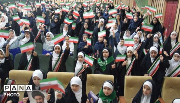 اجرای سرود همگانی مدارس ناحیه یک کرج در وصف رهبر شهید امت در کانون امام علی (ع)