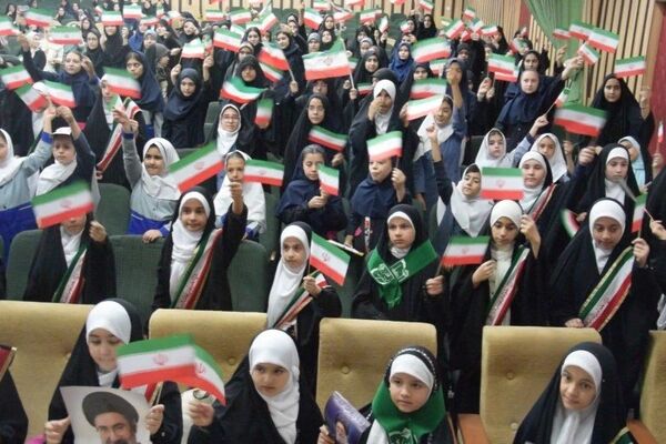 اجرای سرود همگانی مدارس ناحیه یک کرج در وصف رهبر شهید امت در کانون امام علی (ع)