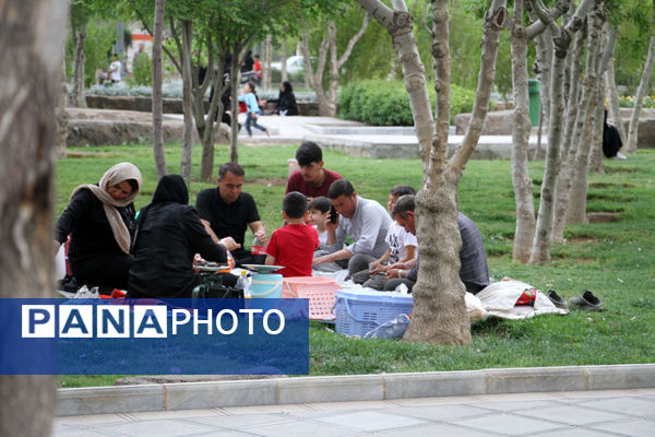 جلوه هایی از دورهمی روز طبیعت در بوستان‌های قم