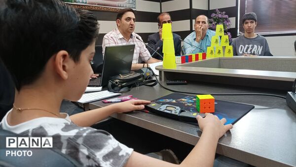 رقابت نفس‌گیر دانش‌آموزان یزدی در مسابقات مکعب روبیک و لیوان‌چینی